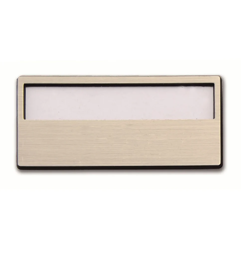 badge in alluminio e ottone